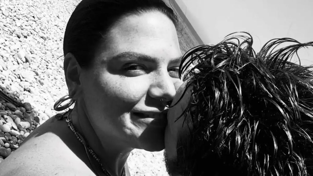Η Δανάη Μπάρκα με τον Φάνη Μπότση σε τρυφερό τετ α τετ στην παραλία