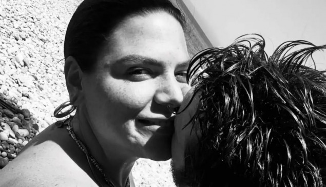 Η Δανάη Μπάρκα με τον Φάνη Μπότση σε τρυφερό τετ α τετ στην παραλία