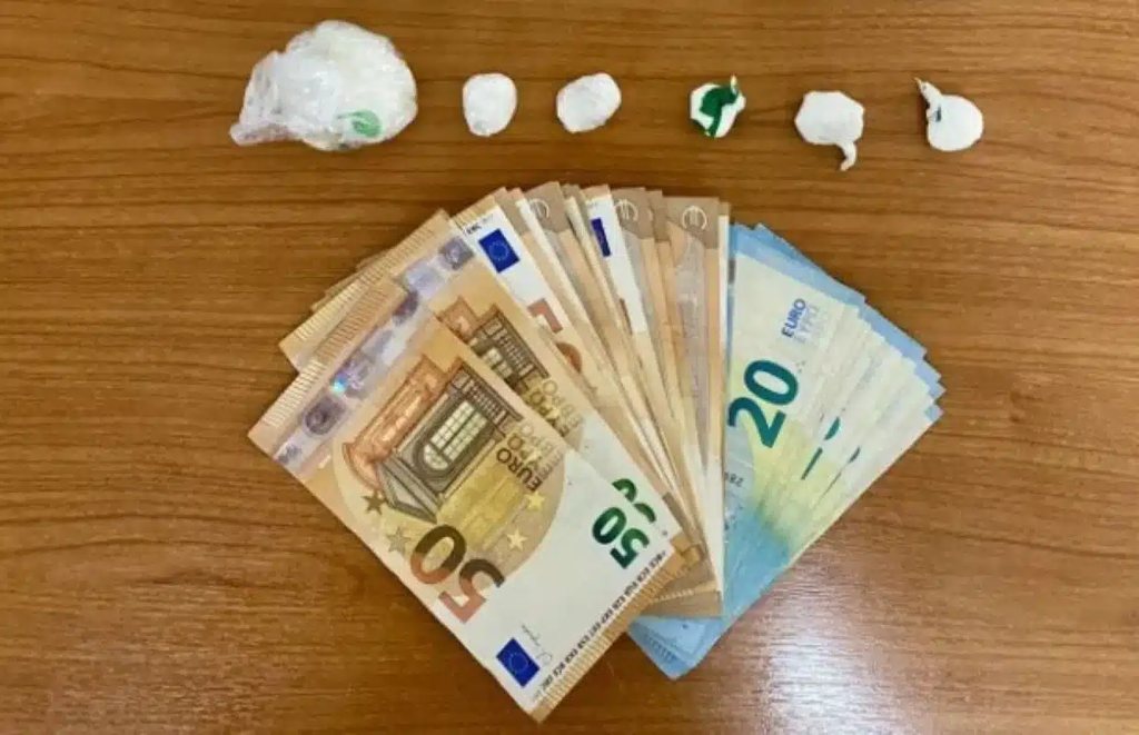 Χειροπέδες σε διακινητή ναρκωτικών στην Κατερίνη – Η κοκαΐνη και… τα φαρμακευτικά δισκία – ΦΩΤΟ