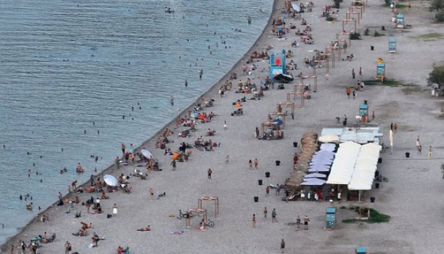 Πάτρα: Το αδιαχώρητο στην Πλαζ