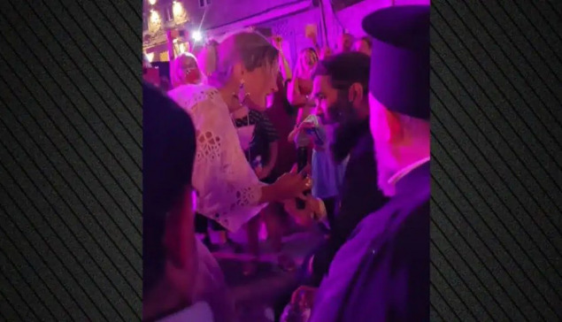 Η Νατάσσα Μποφίλιου τραγούδησε με παπά που πήγε σε συναυλία της