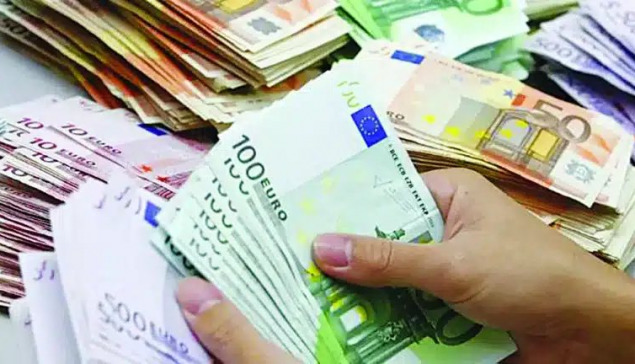 Τα βρεγμένα χαρτονομίσματα πρόδωσαν τους δράστες που έκλεψαν 12.000 ευρώ από 83χρονο στην Κρήτη