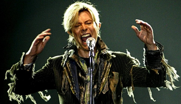 Γιατί ο Θρυλικός DAVID BOWIE κυκλοφορούσε στη Νέα Υόρκη με ΕΛΛΗΝΙΚΕΣ ΕΦΗΜΕΡΙΔΕΣ στα χέρια…!!!