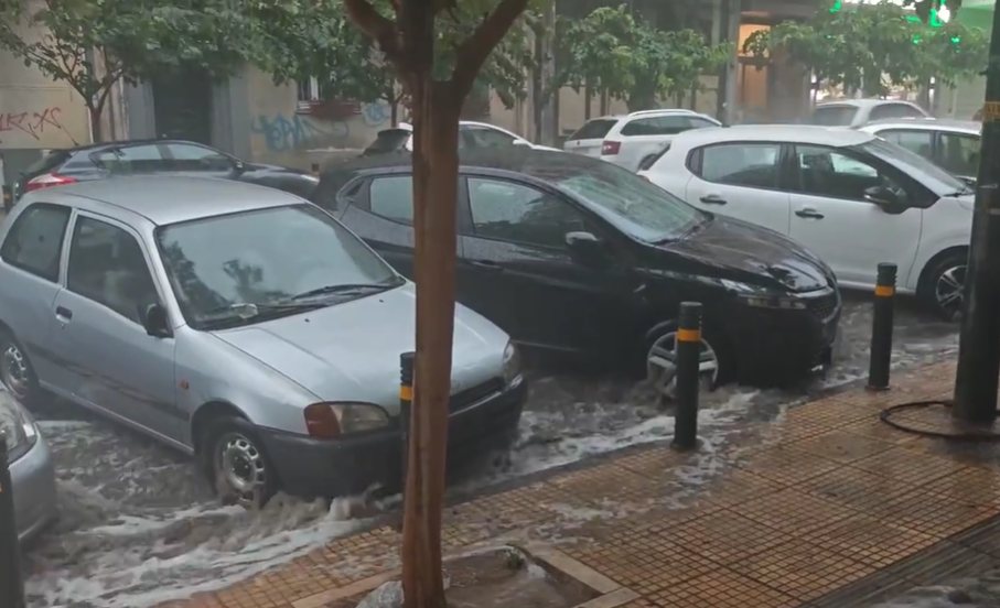 Μπουρίνι «γονάτισε» την Αθήνα: Πλημμύρισαν δρόμοι, έπεσαν δέντρα, κατέρρευσαν σκαλιωσιές – Πάνω από 112.000 κεραυνοί σε λίγη ώρα