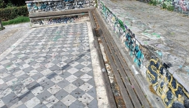 Πάτρα: Τα χάλια της πλατείας Εισοδίων – φωτο