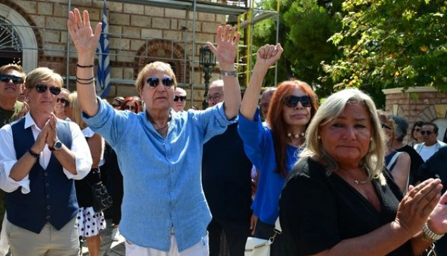 «Αθάνατη»: Ρίγη συγκίνησης στο τελευταίο «χειροκρότημα» για τη Μαίρη Λίντα