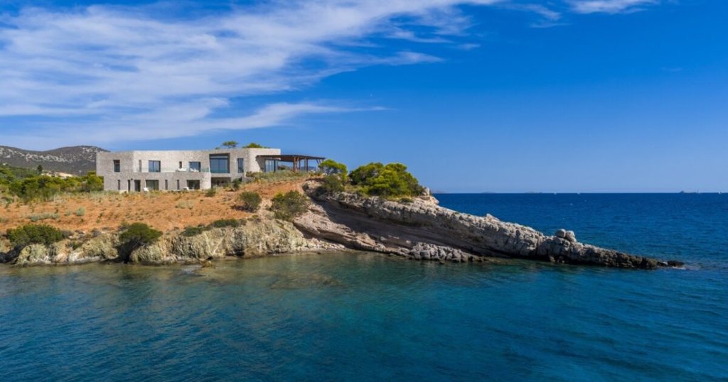 Μια σπάνια κατοικία πάνω στη θάλασσα της Αργολίδας με έμπνευση την ελληνική μυθολογία