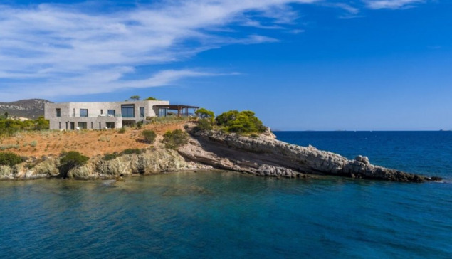 Μια σπάνια κατοικία πάνω στη θάλασσα της Αργολίδας με έμπνευση την ελληνική μυθολογία