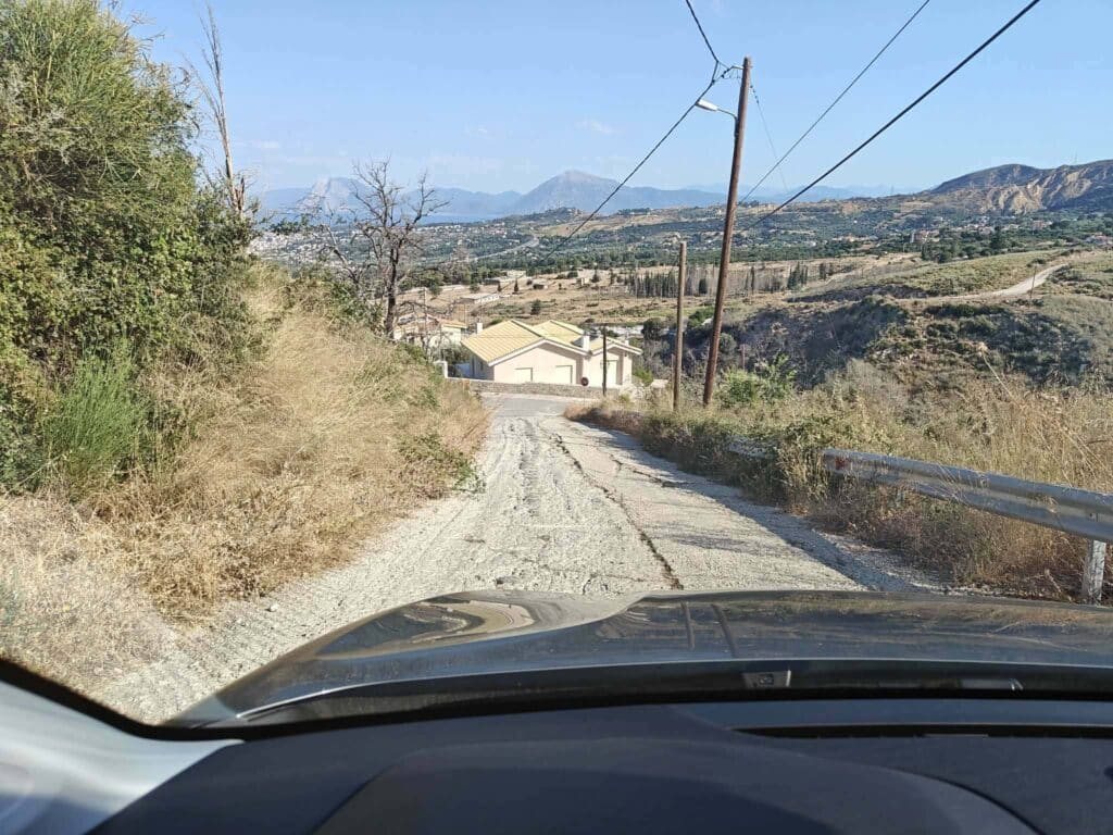Η οδός Δρυάδων στα Κρύα Ιτεών στην Πάτρα έχει γεμίσει ξερά χόρτα