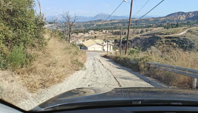 Η οδός Δρυάδων στα Κρύα Ιτεών στην Πάτρα έχει γεμίσει ξερά χόρτα