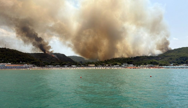 Ιταλία: Πάνω από 400 άνθρωποι απομακρύνθηκαν δια θαλάσσης λόγω μεγάλης πυρκαγιάς στην Απουλία