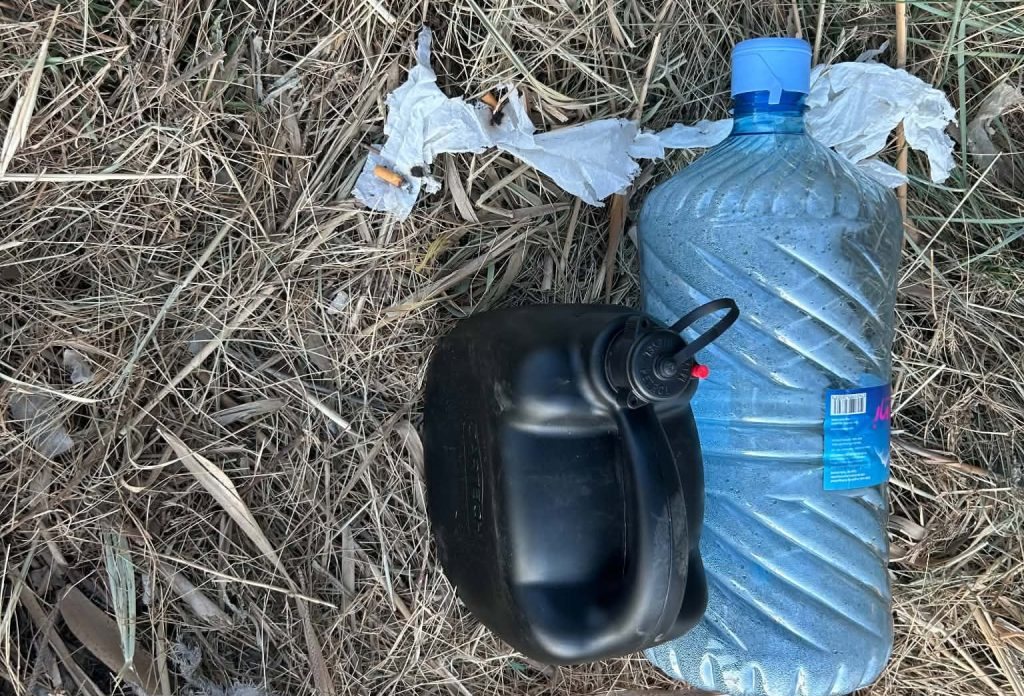 Κέρκυρα: Συναγερμός στις Αλυκές Λευκίμμης – Βρέθηκαν μπιτόνια με βενζίνη και τσιγάρα σε χώρο στάθμευσης