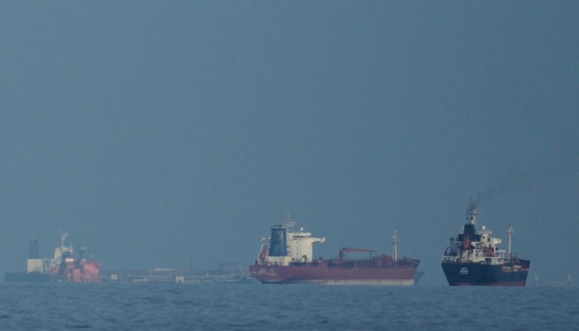 Έκρηξη σε πετρελαιοφόρο στα Στενά του Ορμούζ μετά από πρόσκρουση σε ναυτική νάρκη