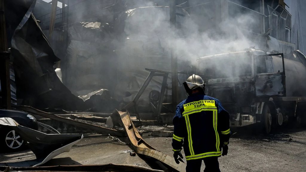 Από εργασίες ηλεκτροσυγκόλλησης έγινε η έκρηξη στο εργοστάσιο στην Κόρινθο, νεκρός ένας 25χρονος, μια γυναίκα τραυματία