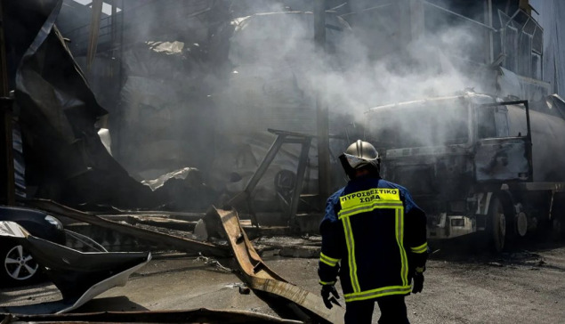 Από εργασίες ηλεκτροσυγκόλλησης έγινε η έκρηξη στο εργοστάσιο στην Κόρινθο, νεκρός ένας 25χρονος, μια γυναίκα τραυματία