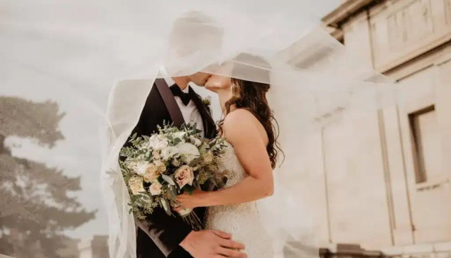 Hypergamy: Η τάση στις σχέσεις που υπάρχει από πολύ παλιά και παραμένει δημοφιλής