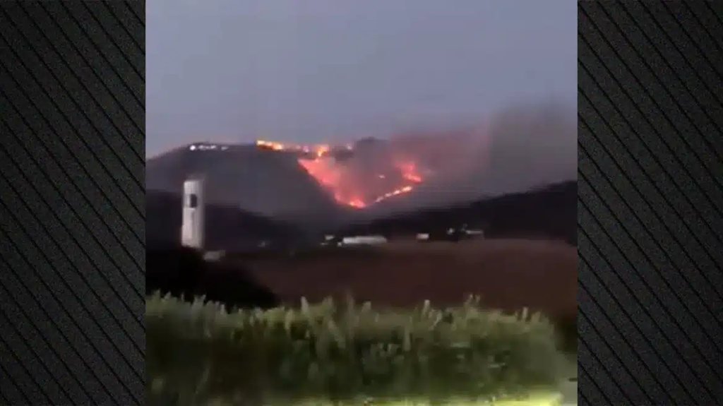 Νέα μηνύματα του 112 για τη μεγάλη φωτιά στην Πάρο, οι φλόγες πέρασαν από την περιοχή της Αγκαιριάς και κινούνται προς την Τρυπητή