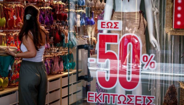 Θερινές εκπτώσεις: Υποτονική η αγορά παρά τις μεγάλες προσφορές – Ανησυχία στους εμπόρους