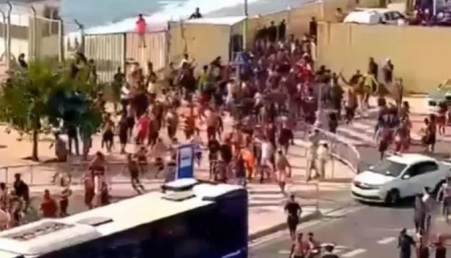 Ισπανία: Η κυβέρνηση στέλνει στρατό στη Θέουτα μετά τη μαζική είσοδο μεταναστών από το Μαρόκο – Ένας νεκρός
