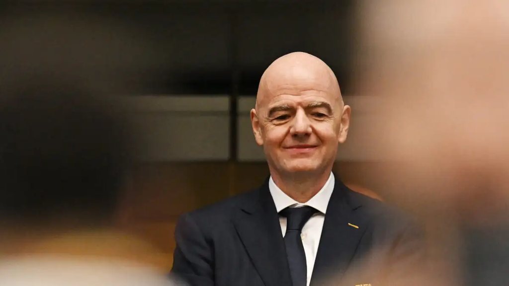 «Χάρτινος πύργος» στη FIFA: Παραιτήθηκε με αιχμές σύμβουλος του Τζιάνι Ινφαντίνο