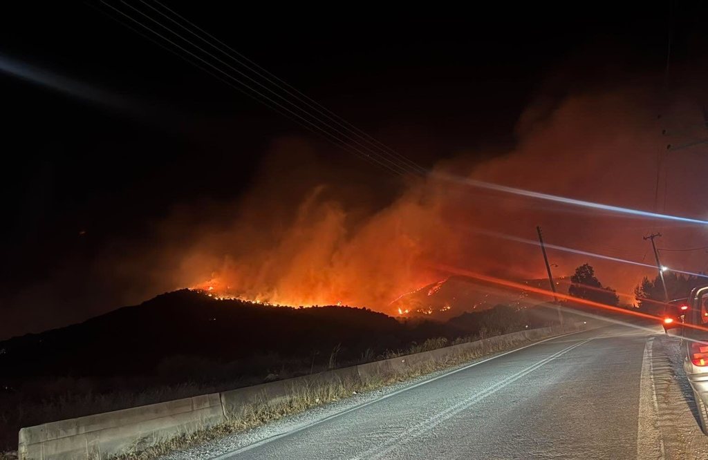 Διπλό 112 για Νέο Ερινεό και Αρραβωνίτσα – Εντολή άμεσης εκκένωσης λόγω της μεγάλης φωτιάς