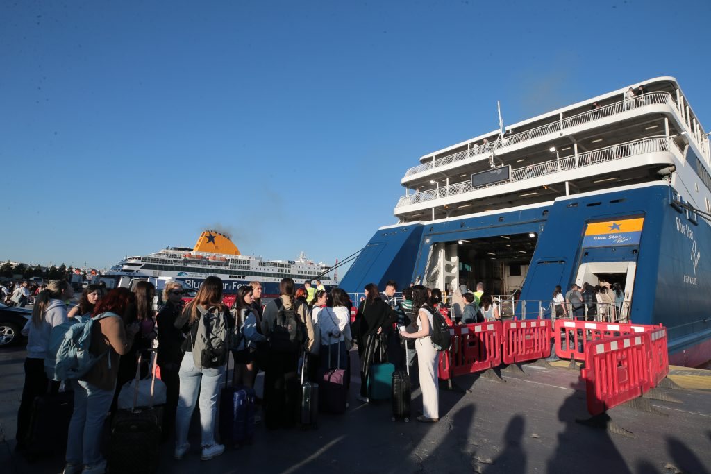 Αυξημένη η κίνηση στα λιμάνια: Αναχώρησαν πάνω από 61.000 επιβάτες – 23 δρομολόγια σήμερα από Πειραιά