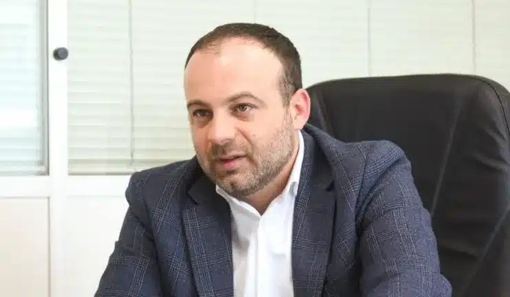 Θέμης Μπάκας: «Η Αιγιάλεια δεν πρέπει να αφεθεί μόνη της» μετά τη μεγάλη φωτιά