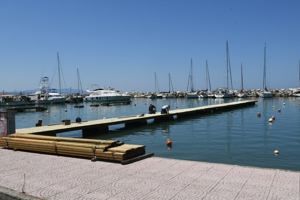 Πάτρα: ΄Ηρθαν οι νέες πλωτές εξέδρες για την Μαρίνα