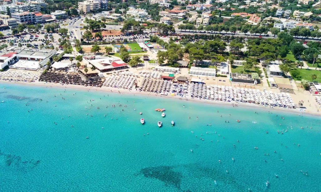 Ξαπλώστρες έως και 150 ευρώ σε ελληνικές παραλίες – Δείτε τιμοκατάλογο