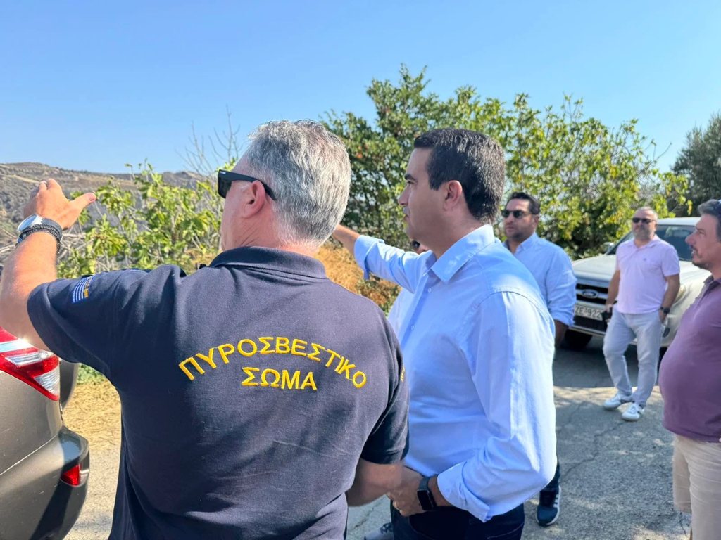 Μιχάλης Κατρίνης και στελέχη ΠΑΣΟΚ στα καμένα της Δυτικής Αιγιάλειας