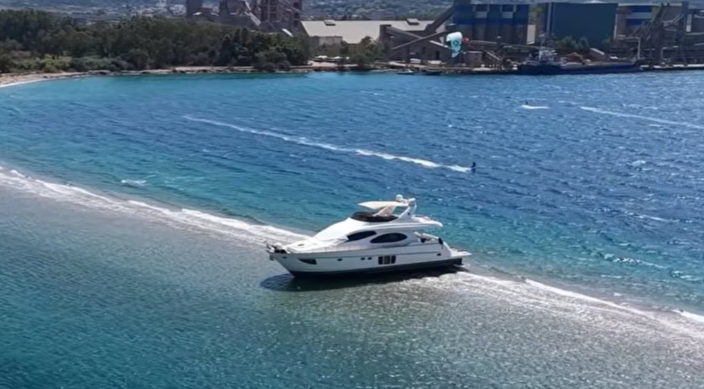 Αχαΐα: Κολλημένο στα αβαθή του Δρεπάνου παραμένει το πολυτελές γιοτ που προσάραξε στην περιοχή