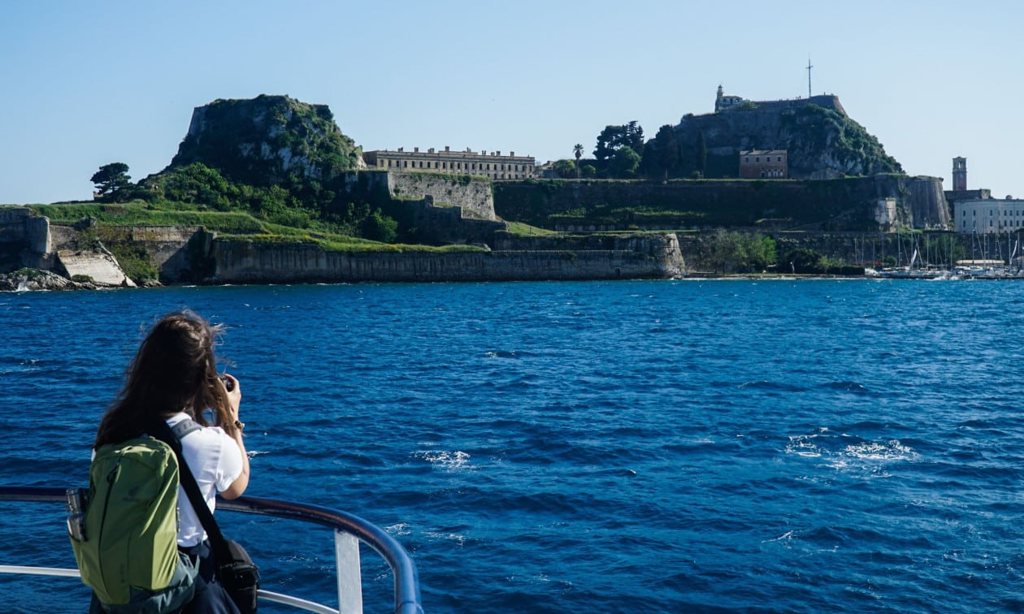 Τουρισμός για Όλους 2026-2027: Έως τις 21 Αυγούστου οι αιτήσεις – Τα νέα εισοδηματικά κριτήρια και οι αυξημένες ενισχύσεις
