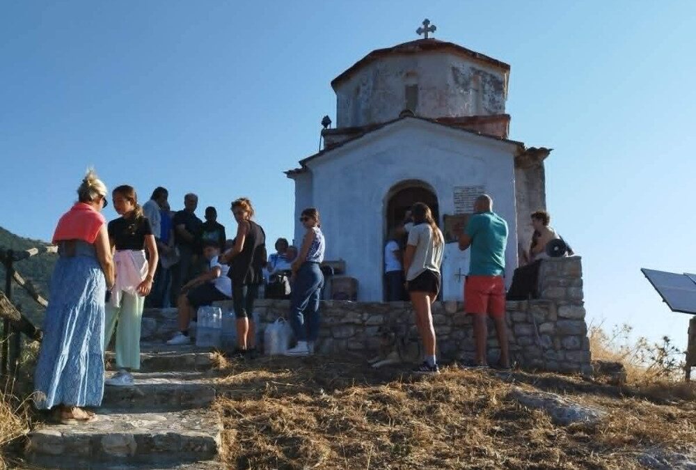 ΚΕΡΤΕΖΗ: Τίμησαν την Παναγιά στην κορυφή του βράχου
