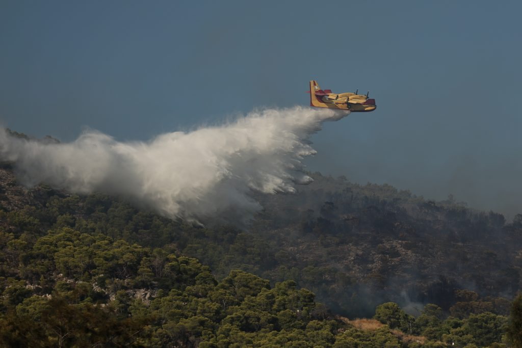 Φωτιά στο Λαύριο κοντά σε σπίτια – Επιχειρούν εναέρια μέσα
