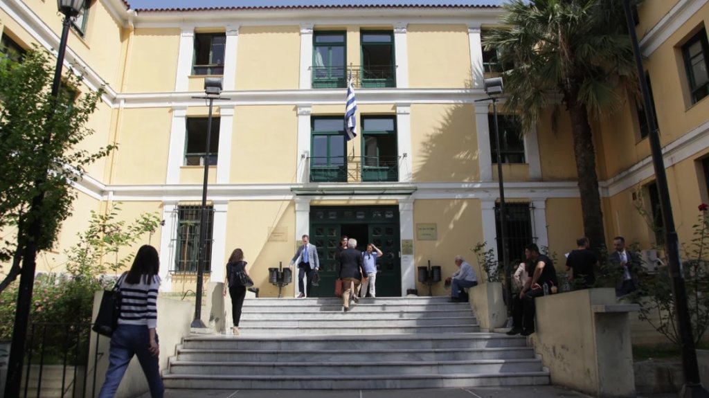 Ελεύθερος μέχρι τη δίκη ο σύζυγος παρουσιάστριας που κατηγορείται για ενδοοικογενειακή βία, δεν μπορεί να επιστρέψει στην Αγία Παρασκευή
