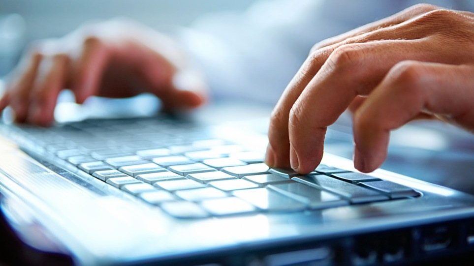 Πάτρα: Χειροπέδες σε 50χρονο καθηγητή μετά από καταγγελία πρώην μαθήτριάς του – Βρέθηκε υλικό παιδικής πορνογραφίας στο κινητό του