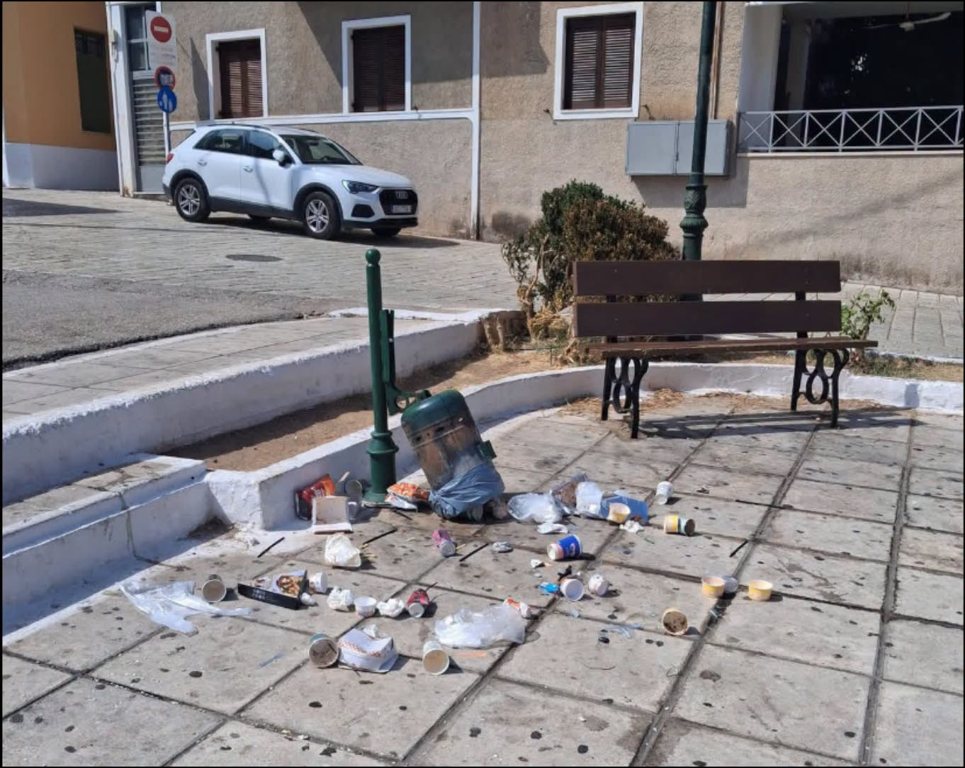 Αχαϊα: Εικόνες ντροπής… έξω από εκκλησία