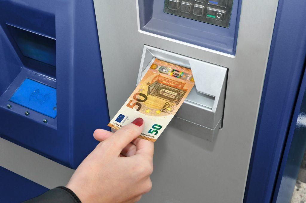 ∆ιαρκής συρρίκνωση καταστημάτων και ΑΤΜ