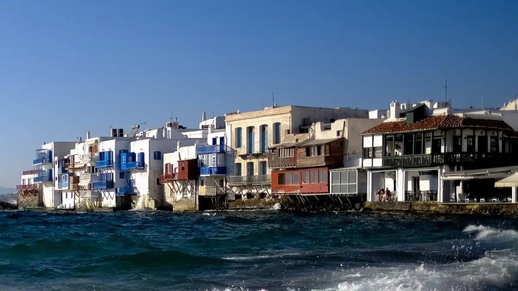 Μύκονος: Υπάλληλος καταγγέλλει ξενοδοχείο για «μαύρες» πληρωμές, κάμερες με μικρόφωνα και γεύματα σε συσκευασίες γατοτροφής