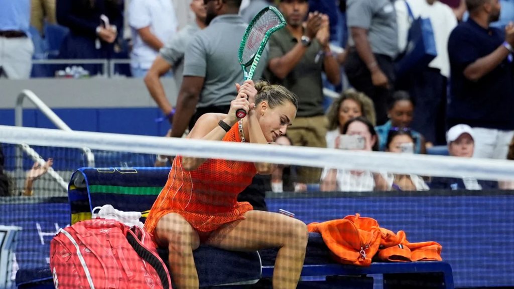 Οργή Σαμπαλένκα μετά τον χαμένο τελικό του US Open, ξέσπασε στην ρακέτα της και τη διέλυσε