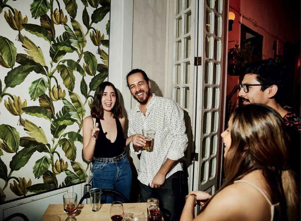 Πώς η νέα γενιά διαπραγματεύεται την οικειότητα, την επιθυμία και την αγάπη στον 21ο αιώνα; Και κυρίως, πόσο σεξ κάνει τελικά