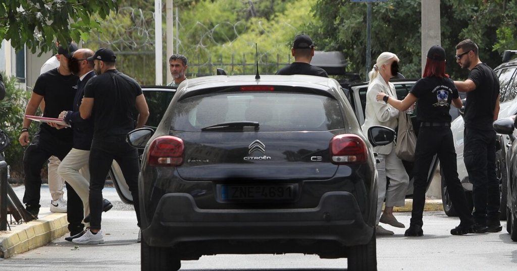 Γιώργος Μαζωνάκης: Σε VIP πτέρυγα στον Κορυδαλλό ο γιατρός – Σε κελί δίπλα στη Μουρτζούκου η σύζυγός του
