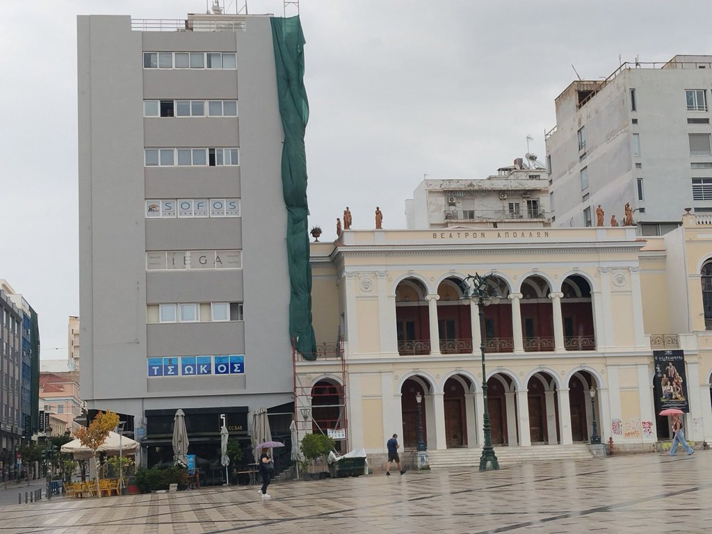 Πάτρα – φωτό: Δείτε τι υπήρχε δίπλα στο Δημοτικό Θέατρο πριν γκρεμιστεί για να γίνει το κτίριο Πανταζή