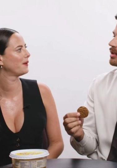 O Τheo James «δίδαξε» πώς τρώνε οι Έλληνες τα μπισκότα σοκολάτας
