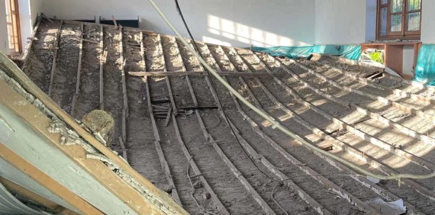 Αχαΐα: Κατέρρευσε η στέγη σε Δημοτικό στον Ερινεό – Έγινε αντιληπτό από παιδιά που έπαιζαν μπάσκετ