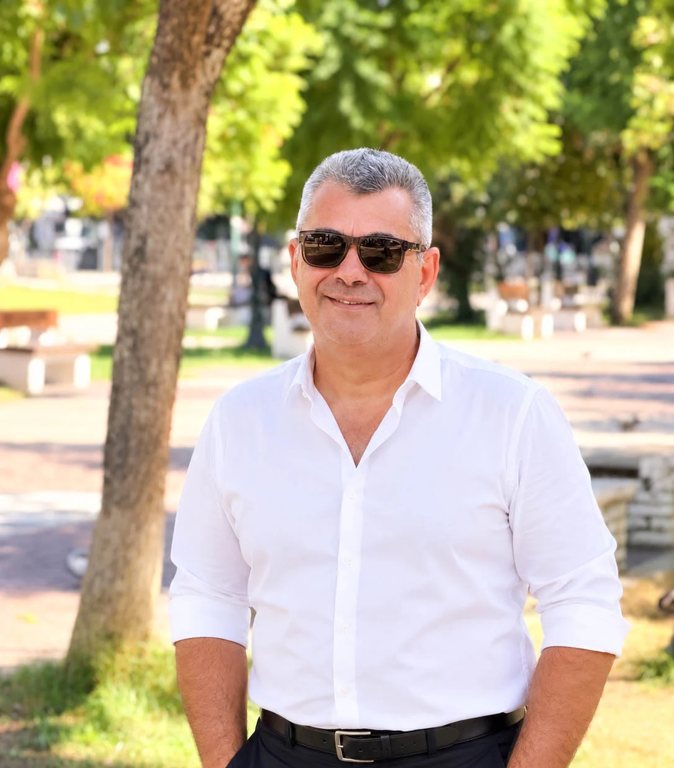 Νίκος Μαγδαληνός: Μετακομίζει στην Πάτρα με σχέδια, δημιουργία και ένα νέο θεατρικό κεφάλαιο