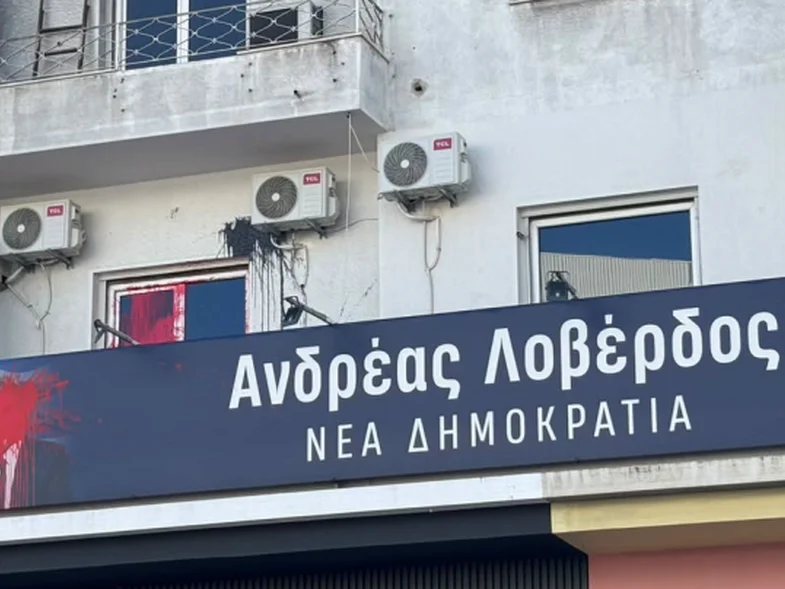 Ανδρέας Λοβέρδος: Επίθεση με μπογιές στο πολιτικό του γραφείο