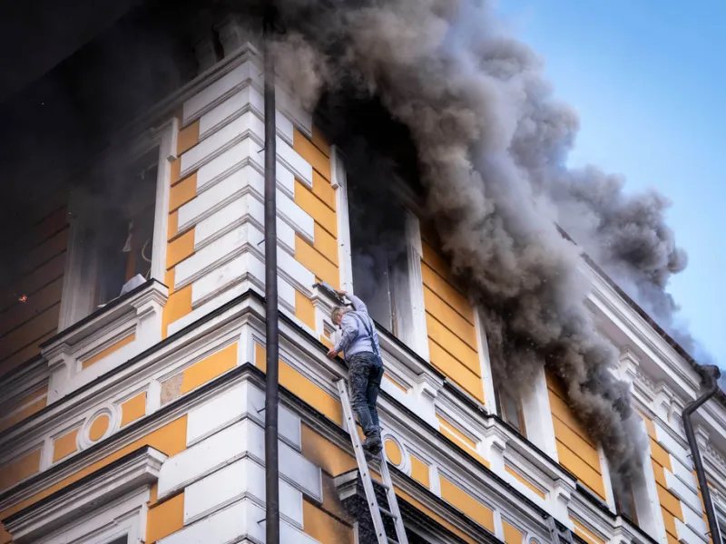 Σκηνές τρόμου στο Κίεβο: Άνθρωποι τρέχουν να σωθούν από ρωσικό πλήγμα στην Ακαδημία Επιστημών