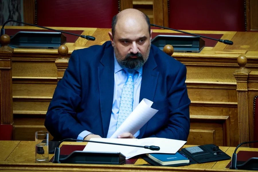Τέμπη: Στα «χαρακώματα» κυβέρνηση και αντιπολίτευση μετά την παραπομπή Τριαντόπουλου