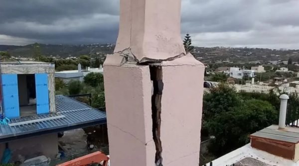 Κρήτη: Κεραυνός έσκισε στα δύο καμινάδα στον Καρτερό – «Νομίζαμε ότι μας βομβάρδισαν»